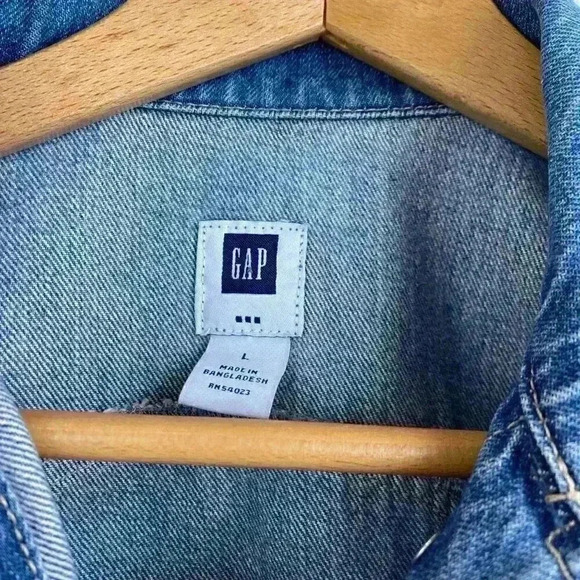 GAP 100% Cotton Denim Jeans Jacket. Fall  season start. Ptp 20” lenght 2… - Picture 3 of 6